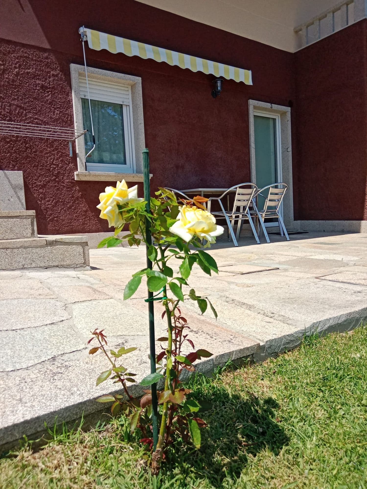 Areos de Cabío — camping en A Pobra do Caramiñal, A Coruña, Galicia · Tres apartamentos en planta baja, cada uno con su entrada