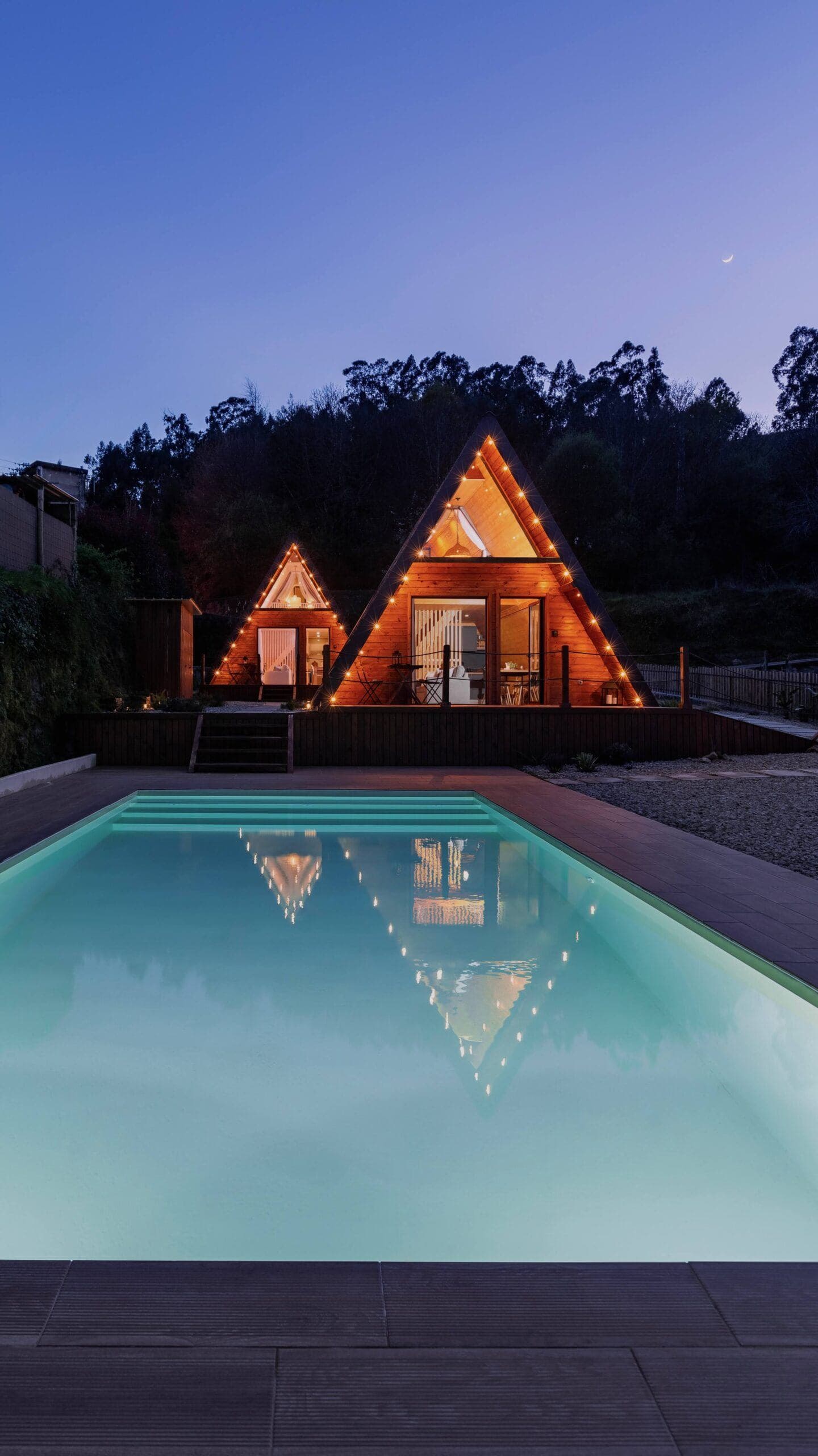 Casas da Madrinha — camping en Arcos de Valdevez, Portugal, Portugal · Dos cabañas A-frame de madera, cada una con su estilo