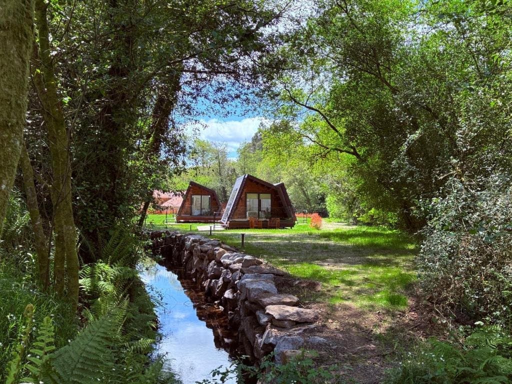 Luar do Sarela — camping en Santiago de Compostela, A Coruña, Galicia · Cabañas de madera junto al río Sarela